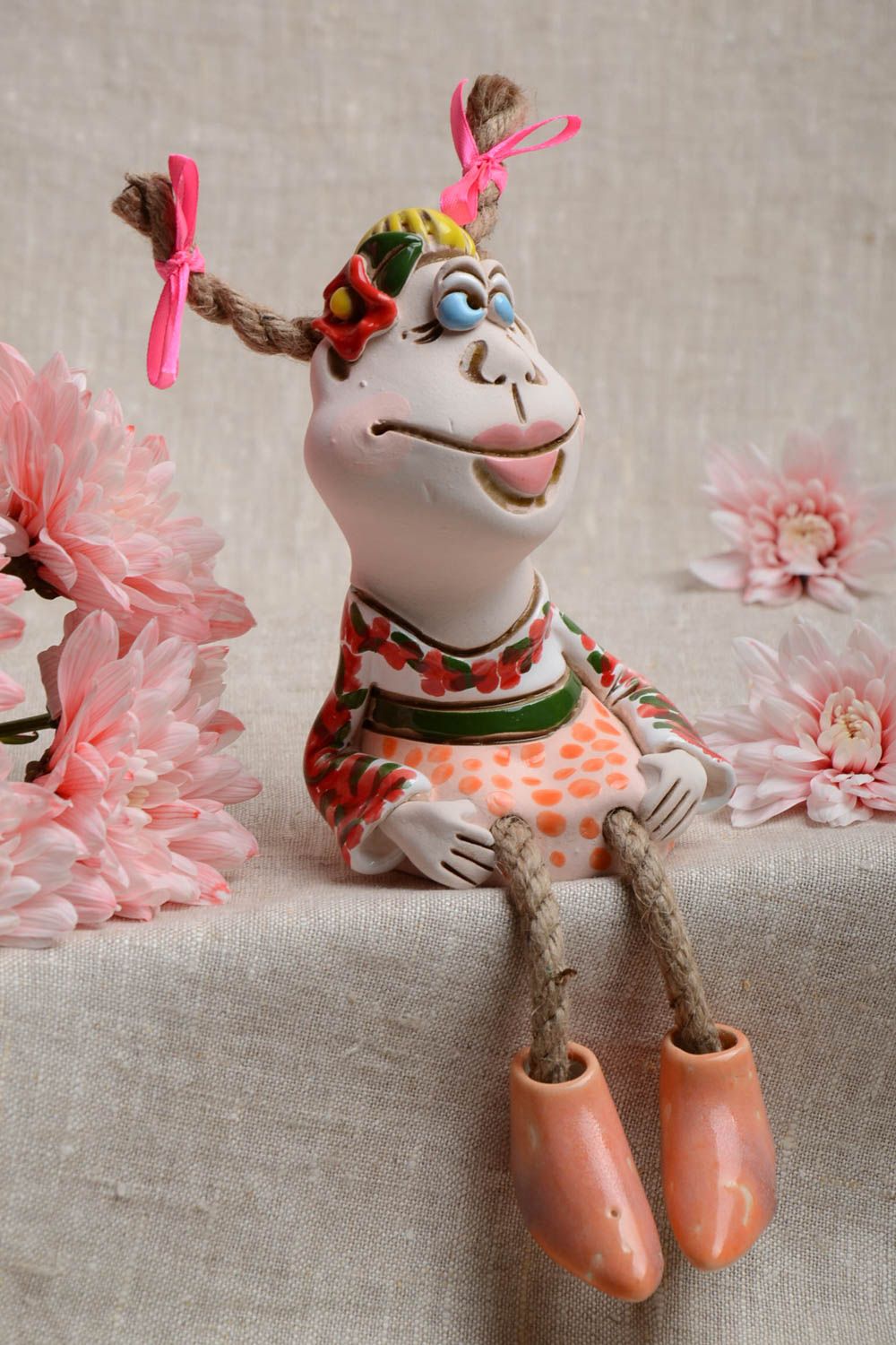 Künstler handmade Statuette aus Keramik Mädchen mit Zöpfen mit Bemalung für Deko foto 1