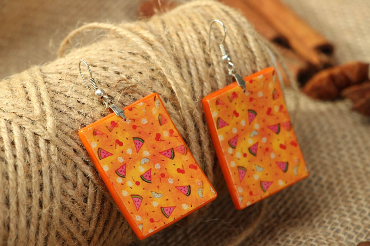 Orange rechteckige Ohrringe aus Polymerton foto 3