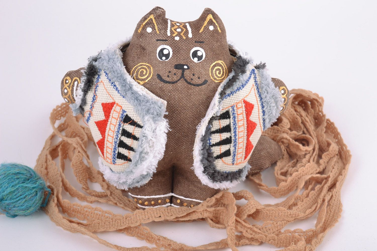 Petite peluche décorative en tissu peinte faite main chat en gilet originale photo 1