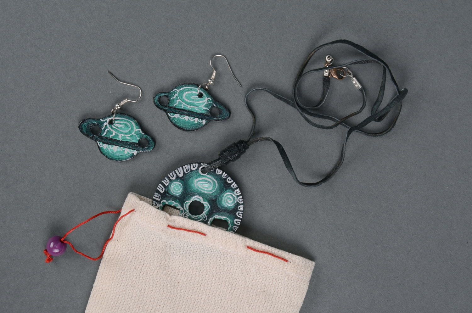 Set de bijoux en cuir boucles d'oreilles et pendentif
 photo 3