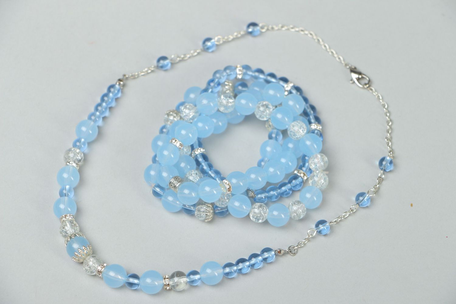 Collier et bracelet en perles de plastique faits main bleus photo 1