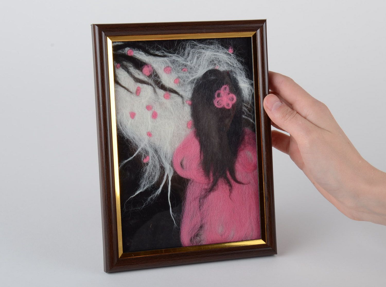 Картина в технике сухого валяния в раме трехцветная необычная ручной работы фото 5