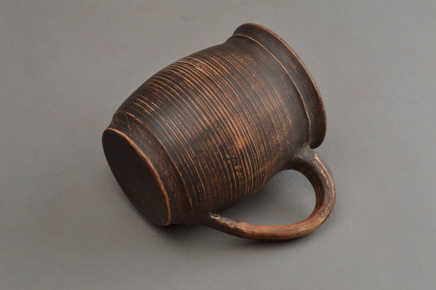 Глиняная чашка большая коричневая красивая ручной работы объемом 500 мл фото 4