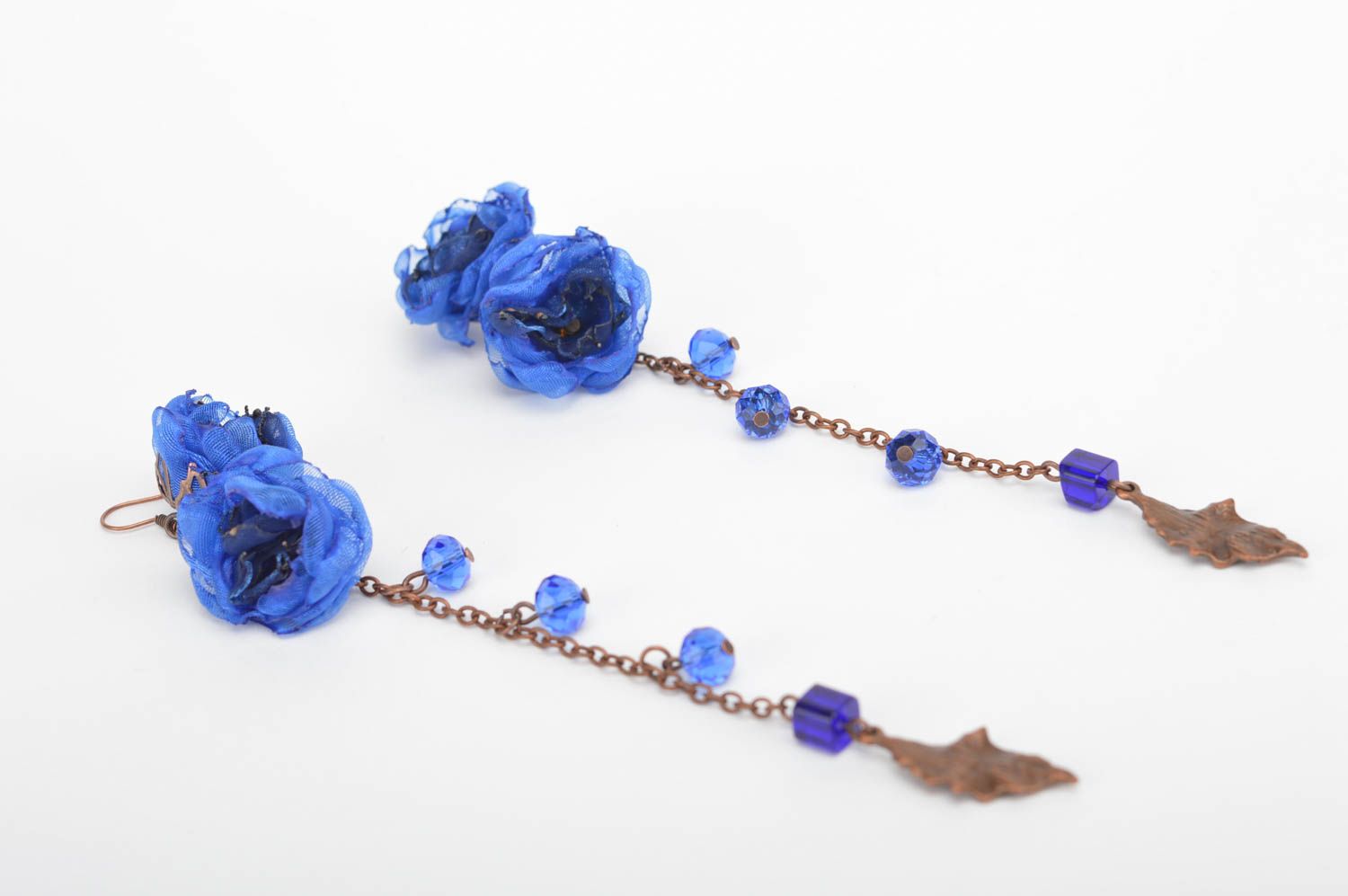 Длинные серьги с цветами из шифона и подвесками на цепочке синие ручной работы фото 3