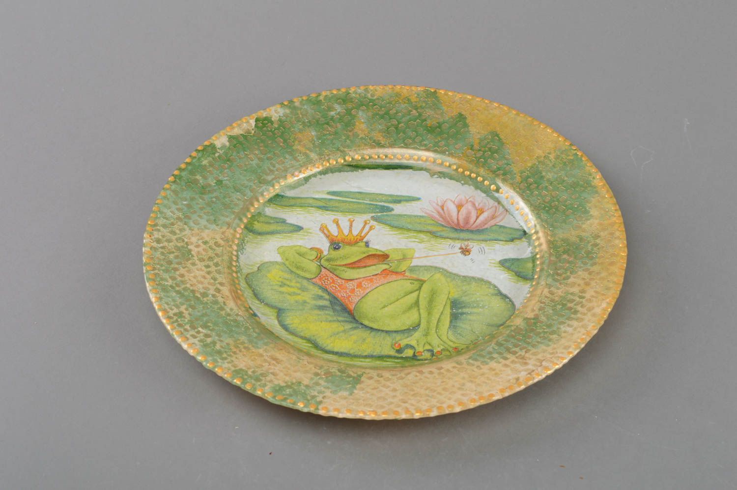 Стеклянная тарелка в технике декупаж ручной работы для декора Принцесса-лягушка фото 1