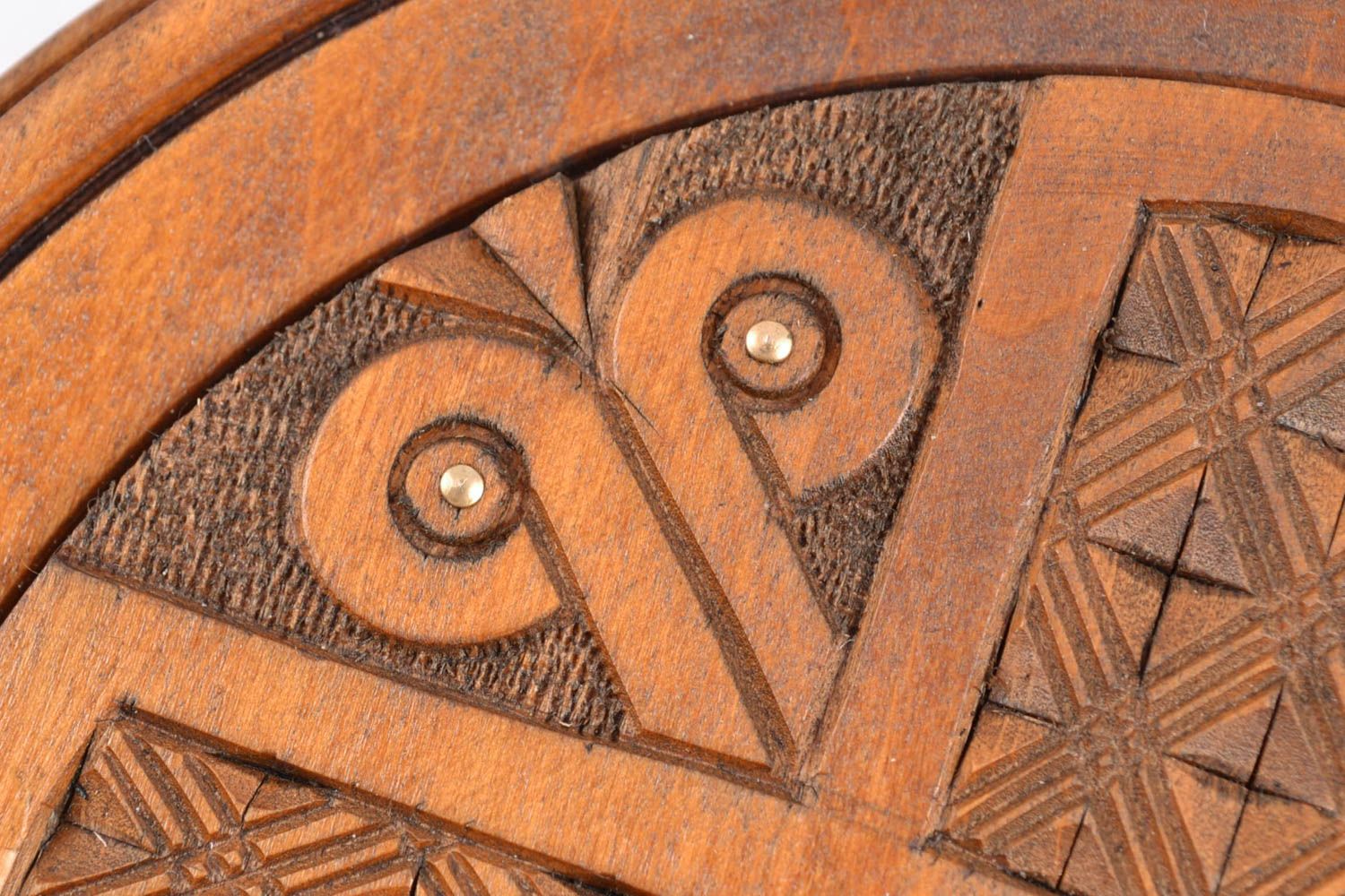 Plato decorativo tallado de madera con incrustación foto 3