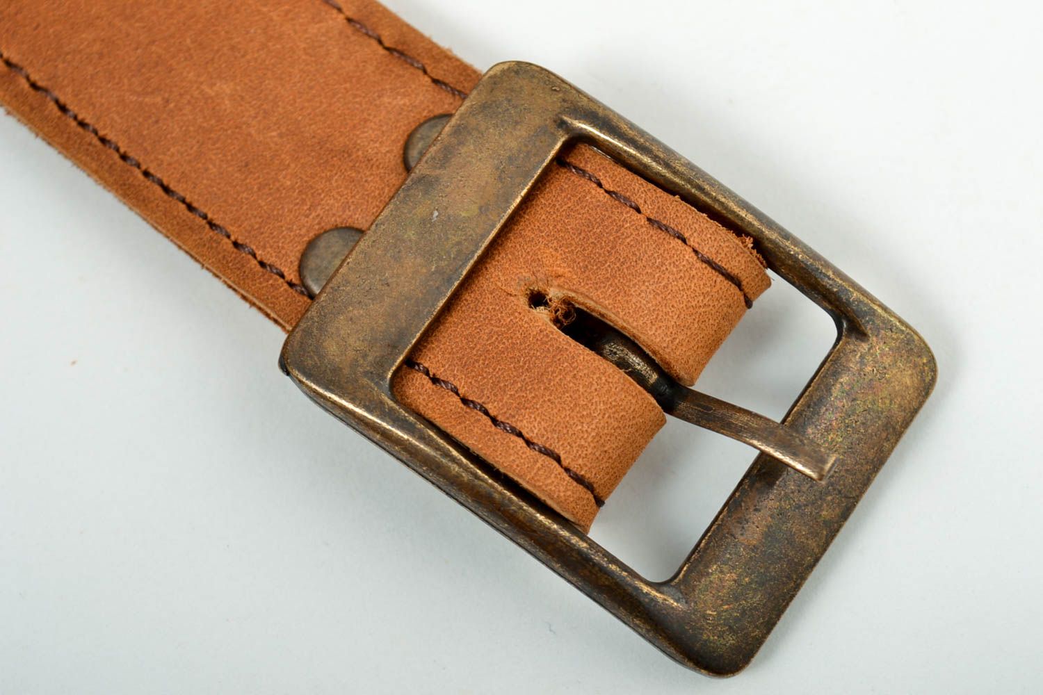 Herren Gürtel handgeschaffen Accessoire für Herren braun Ledergürtel mit Nieten  foto 2