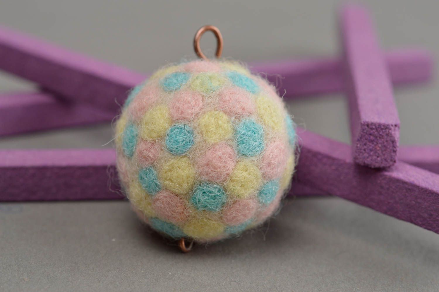 Pendentif boule multicolore tendre fait main en laine technique de feutrage photo 2
