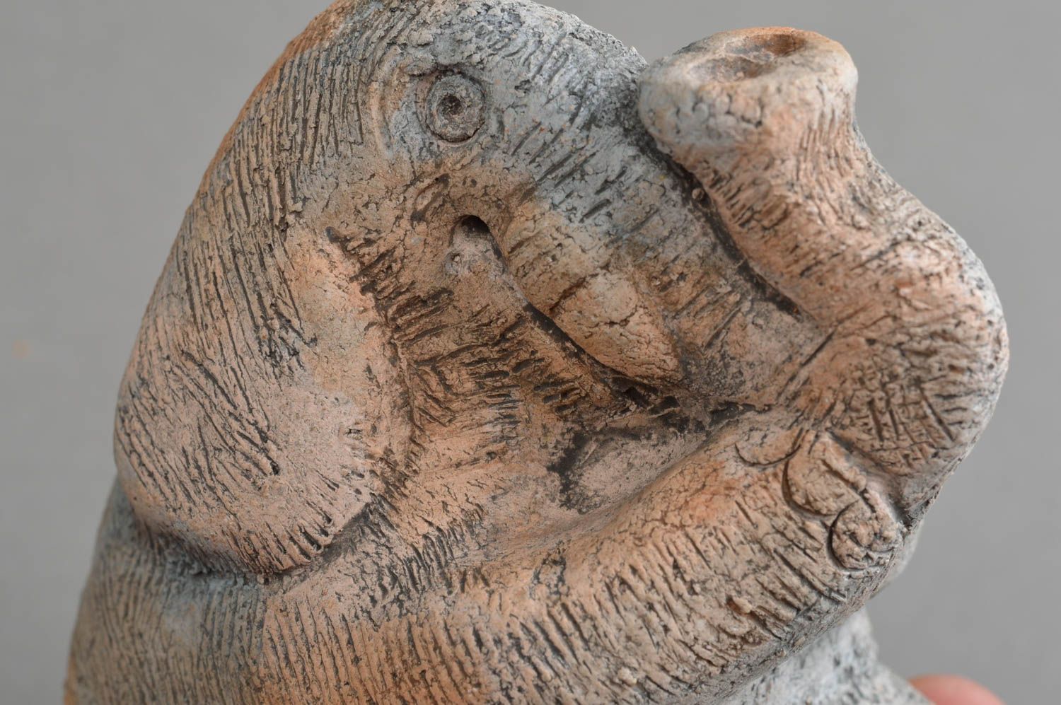 Petit sifflet en céramique gris en forme d'éléphant jouet original fait main photo 5