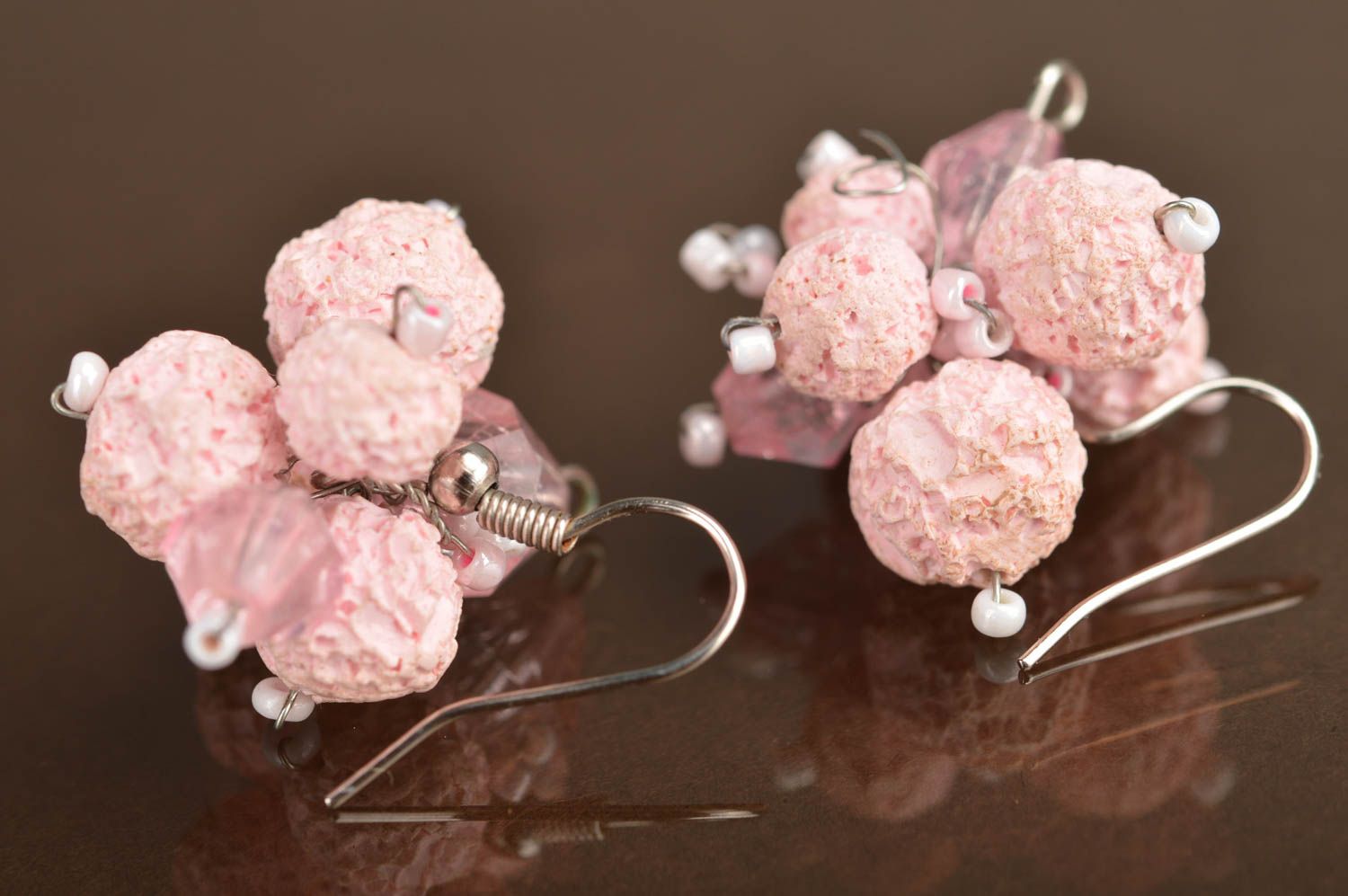 Розовые серьги шарики из полимерной глины украшение ручной работы на крючках фото 5