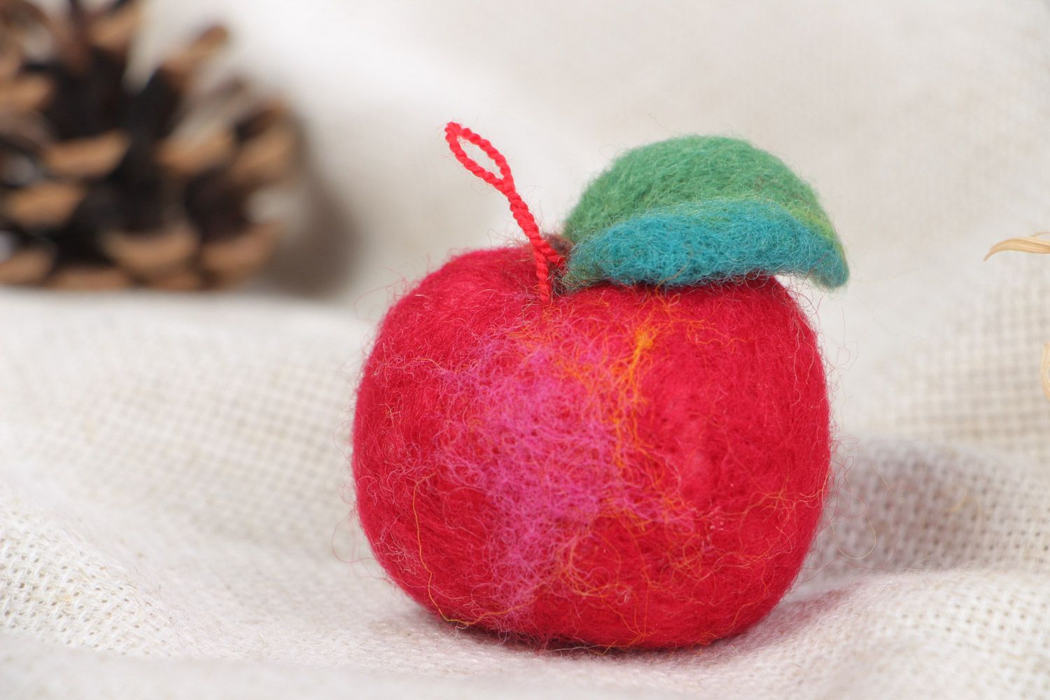 Jouet en laine feutrée fait main décoratif original pomme rouge à suspendre photo 1