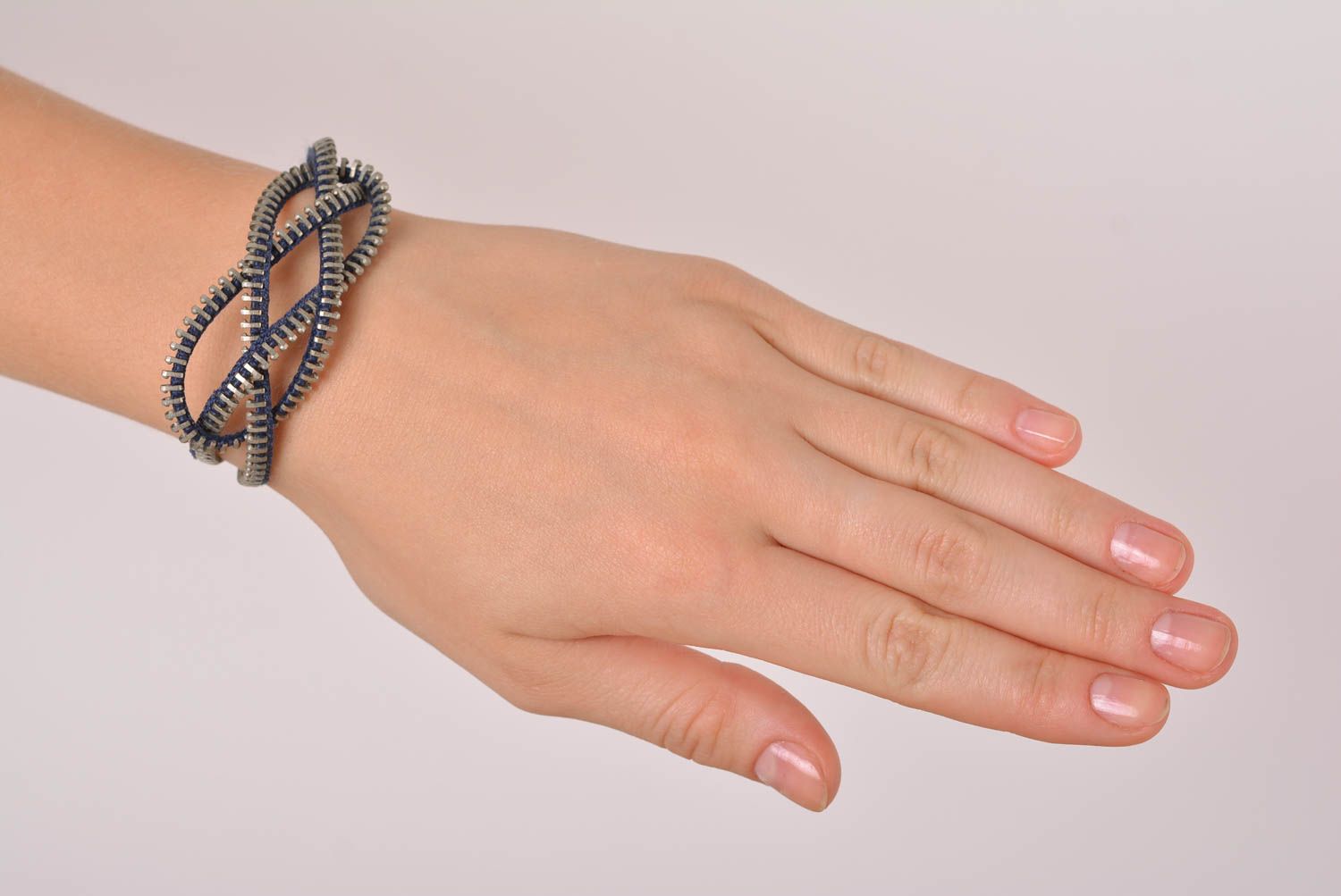 Handmade Designer Schmuck aus Reißverschluss Frauen Accessoire Damen Armband foto 2