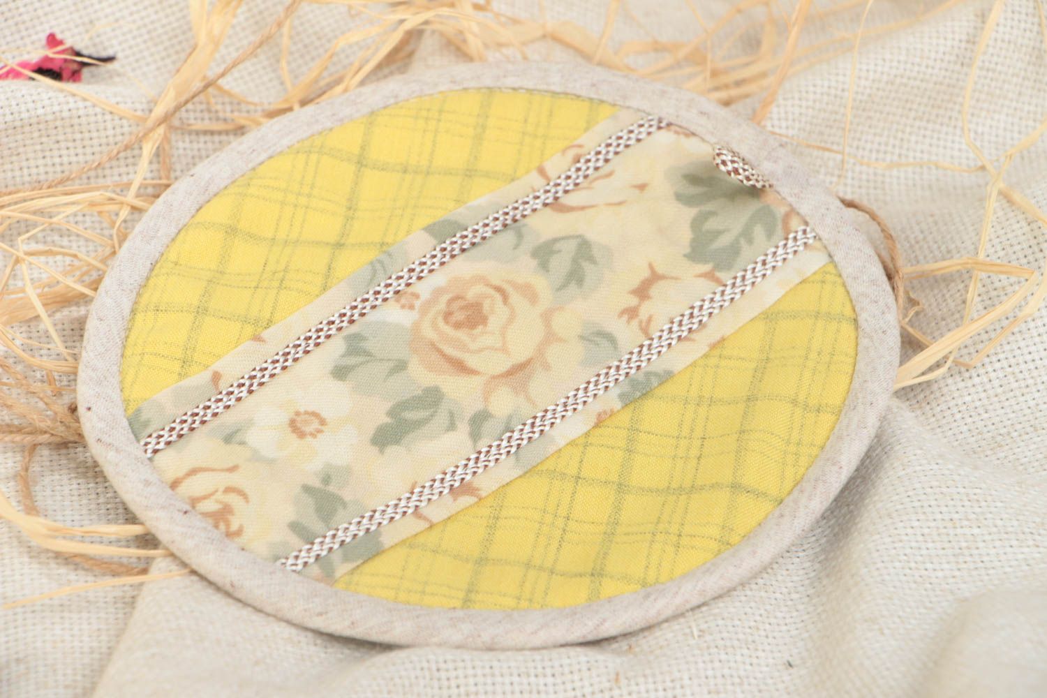 Manique artisanale ronde en coton et dentelle faite main jaune avec fleurs photo 1