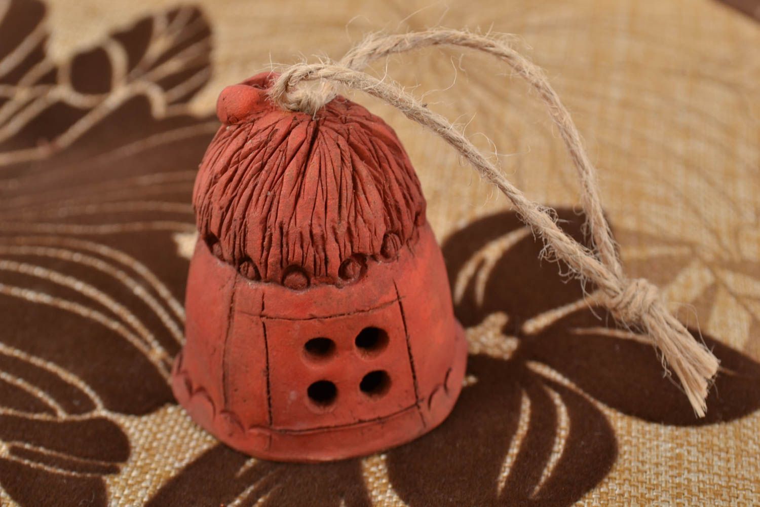 Clochette décorative en terre cuite faite main en forme de maisonnette photo 1
