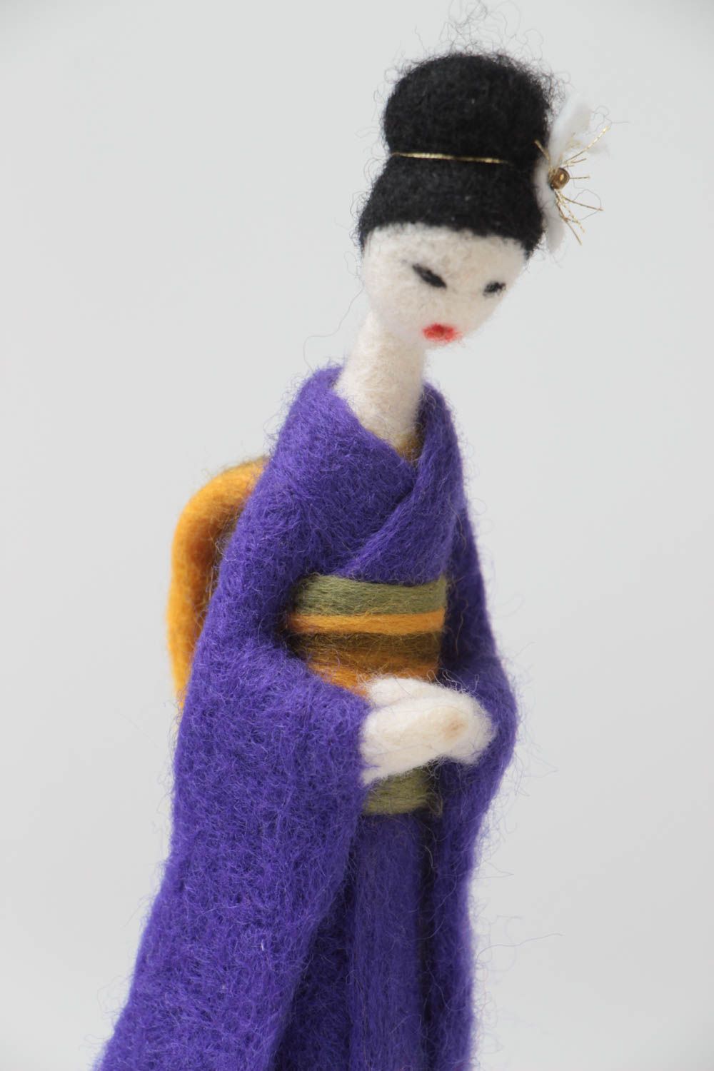 Petite figurine geisha en tenue violette en laine feutrée faite main décorative photo 3