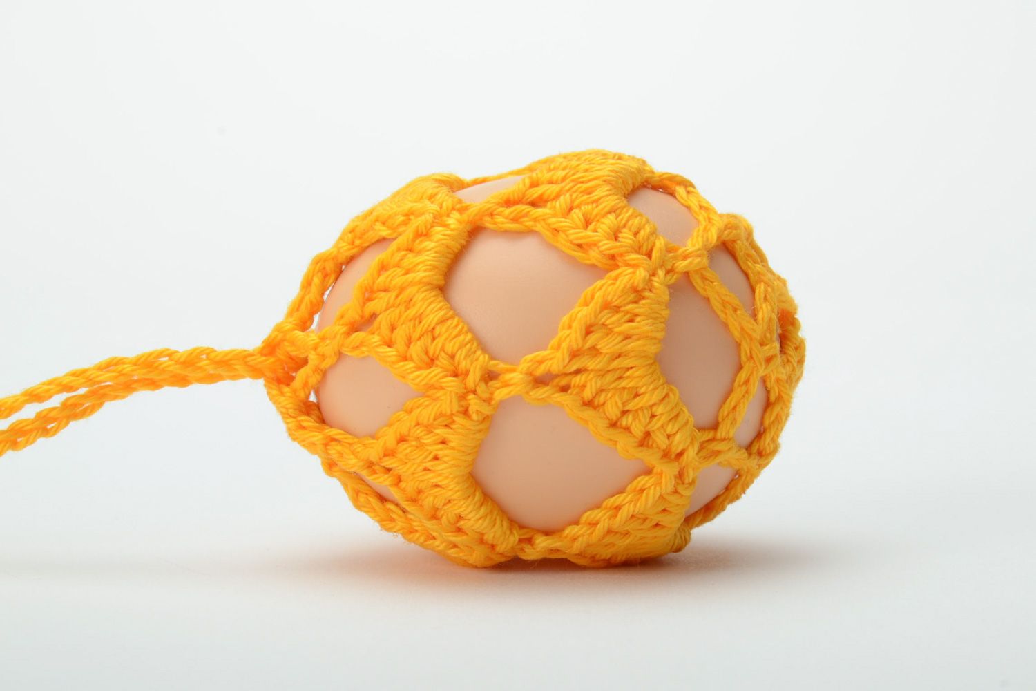 Пасхальное яйцо декоративное в ажурном чехле желтое фото 4
