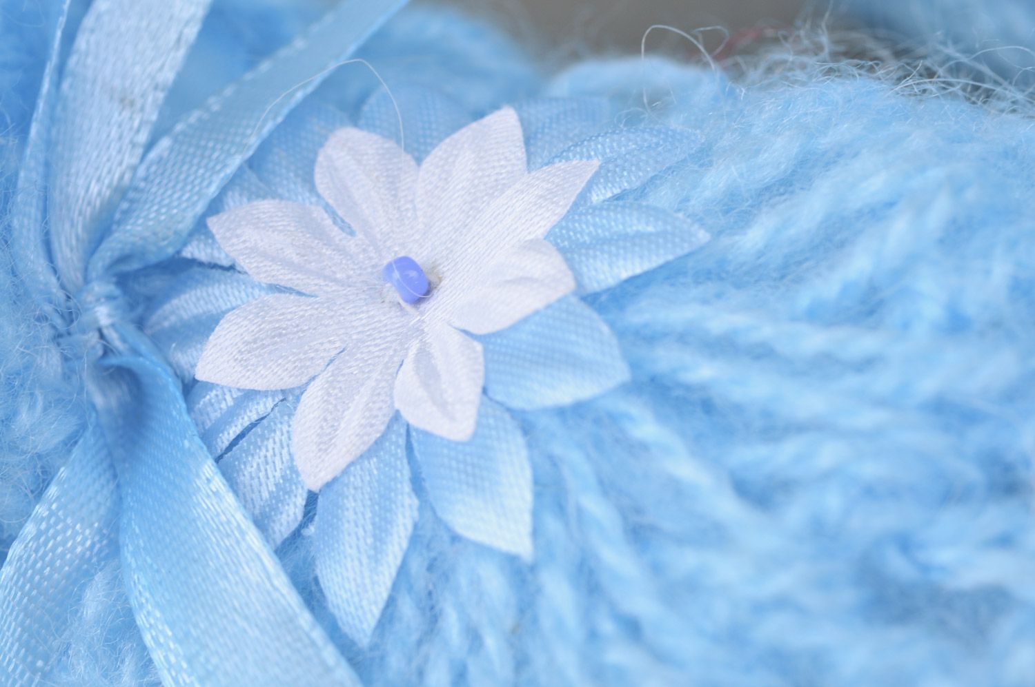 Handgemachte blaue gehäkelte Babyschuhe mit Band aus Acrylfäden für Junge foto 4