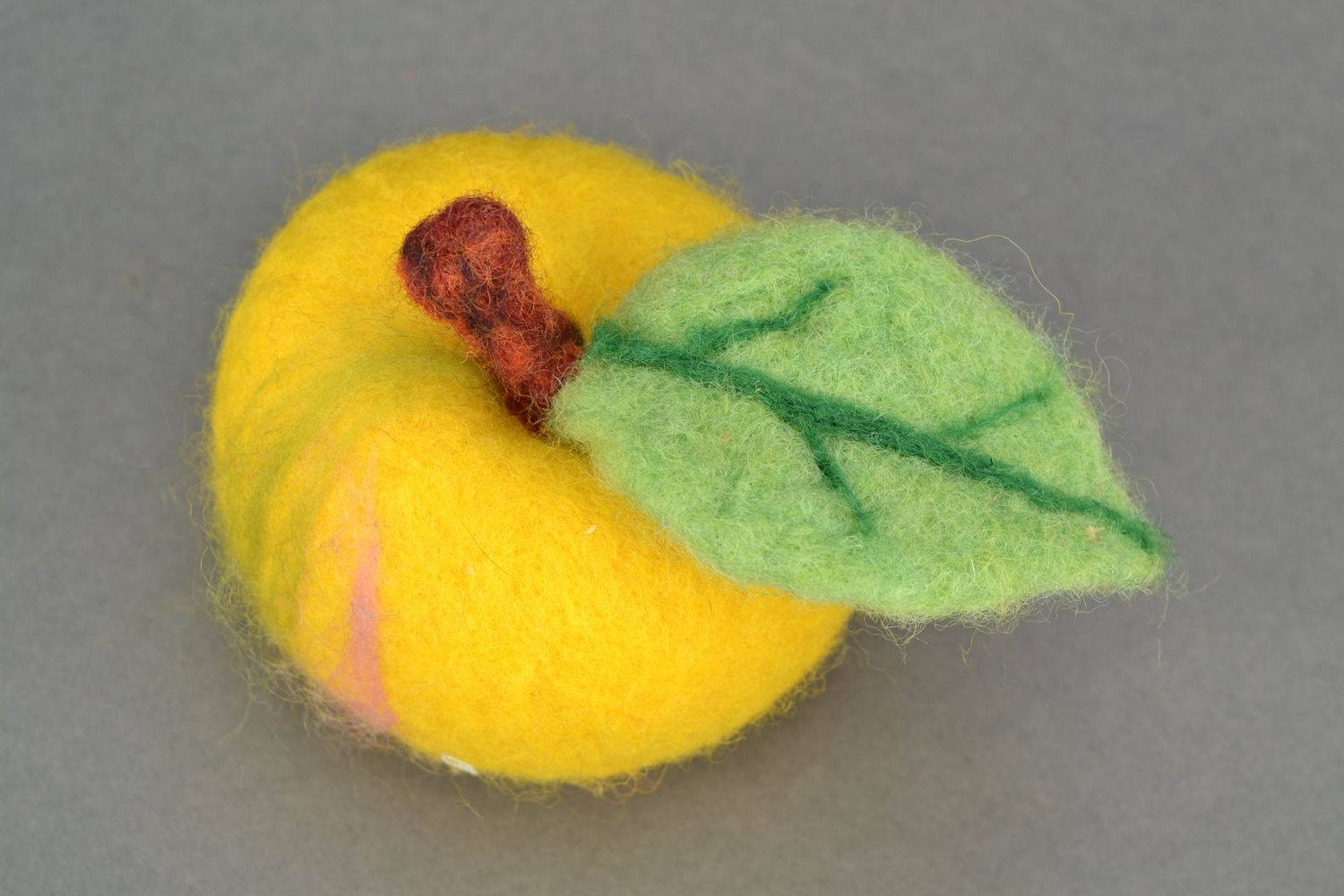 Peluche décorative en laine feutrée Pomme photo 1