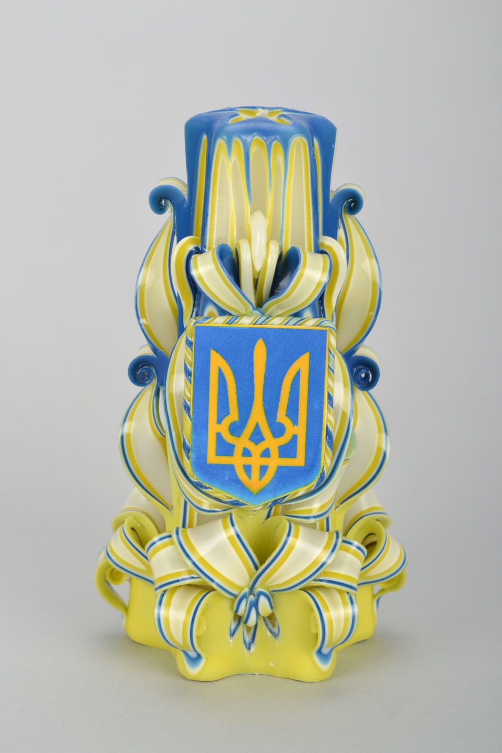 Bright carved candle Ukrainian photo 3