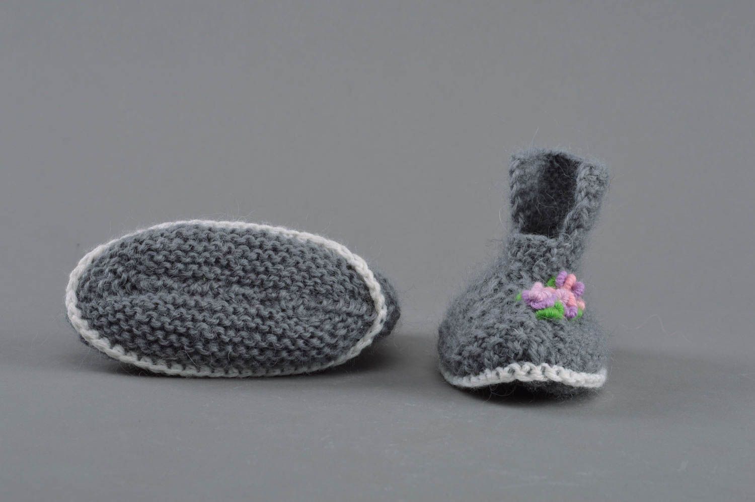 Chaussons de bébé tricotés en laine faits main originaux gris pour fille photo 3