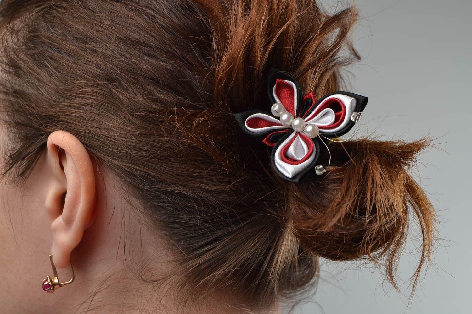 Textil Haarnadel mit Schmetterling aus Atlasbändern handmade Schmuck für Frauen foto 1