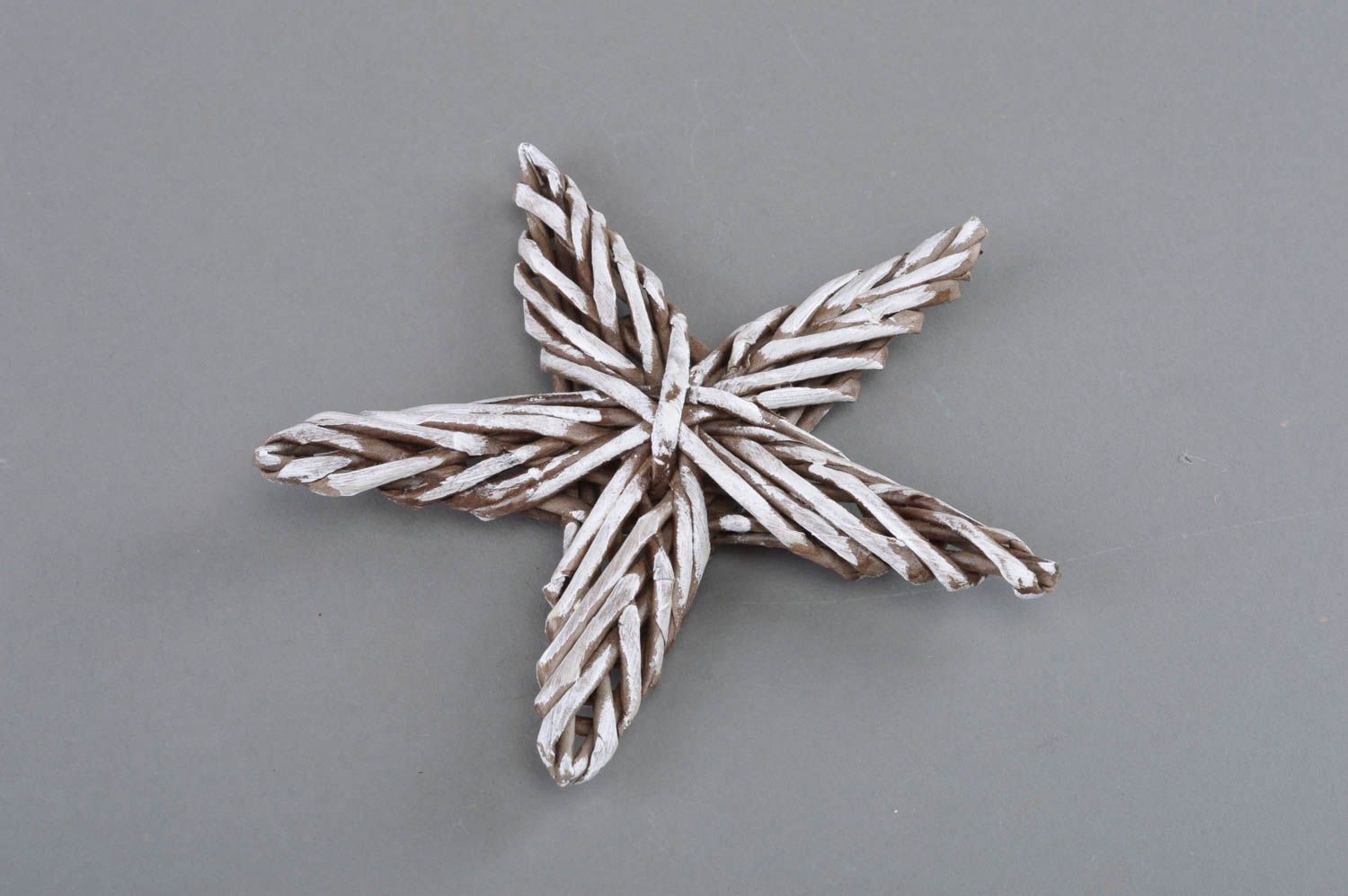 Estrella decorativa de tubitos de papel hecha a mano de cinco puntas hermosa    foto 2