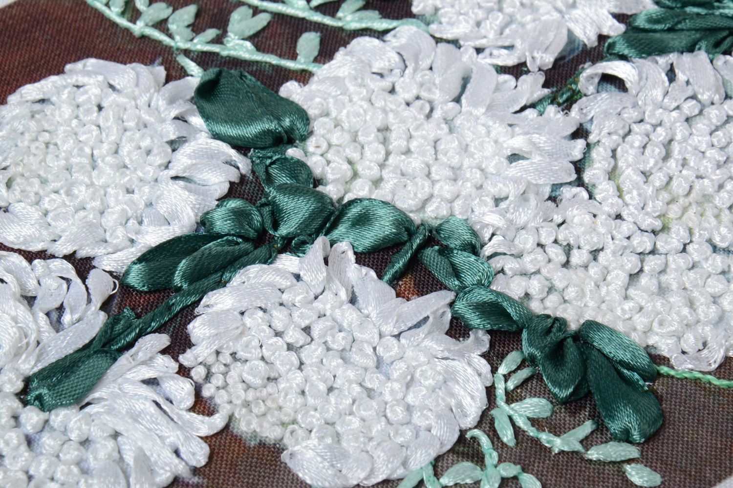 Cuadro bordado con flores de raso claro en marco de plástico artesanal foto 3