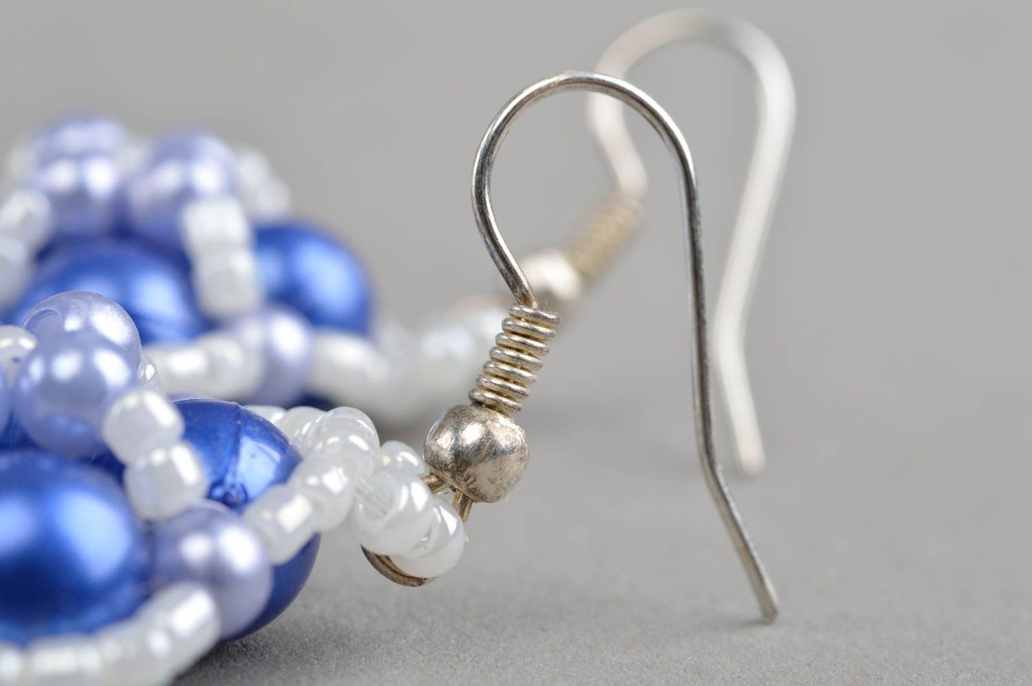 Originelle weiß blaue Ohrringe aus Rocailles und Glasperlen handgemacht foto 4