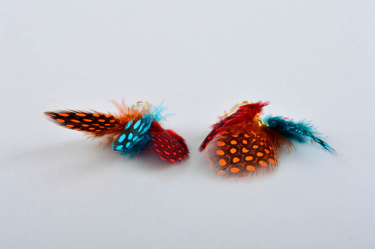 Серьги из перьев ручной работы дизайнерское украшение яркие серьги с подвесками фото 4