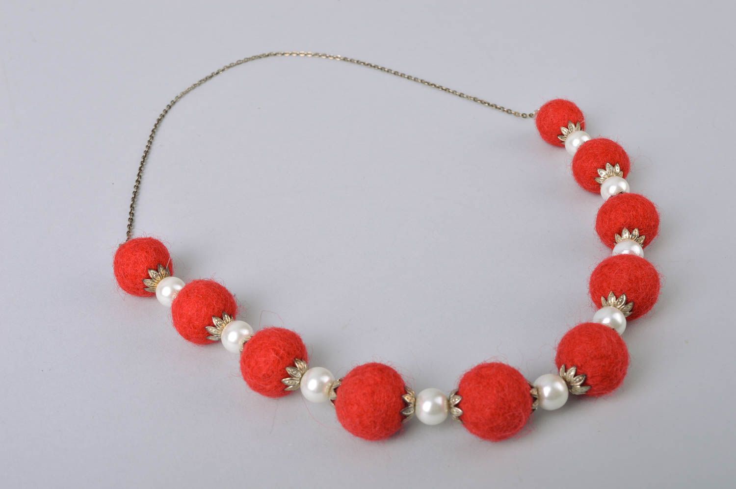 Collar original hecho a mano de fieltro rojo artesanal con perlas artificiales foto 3