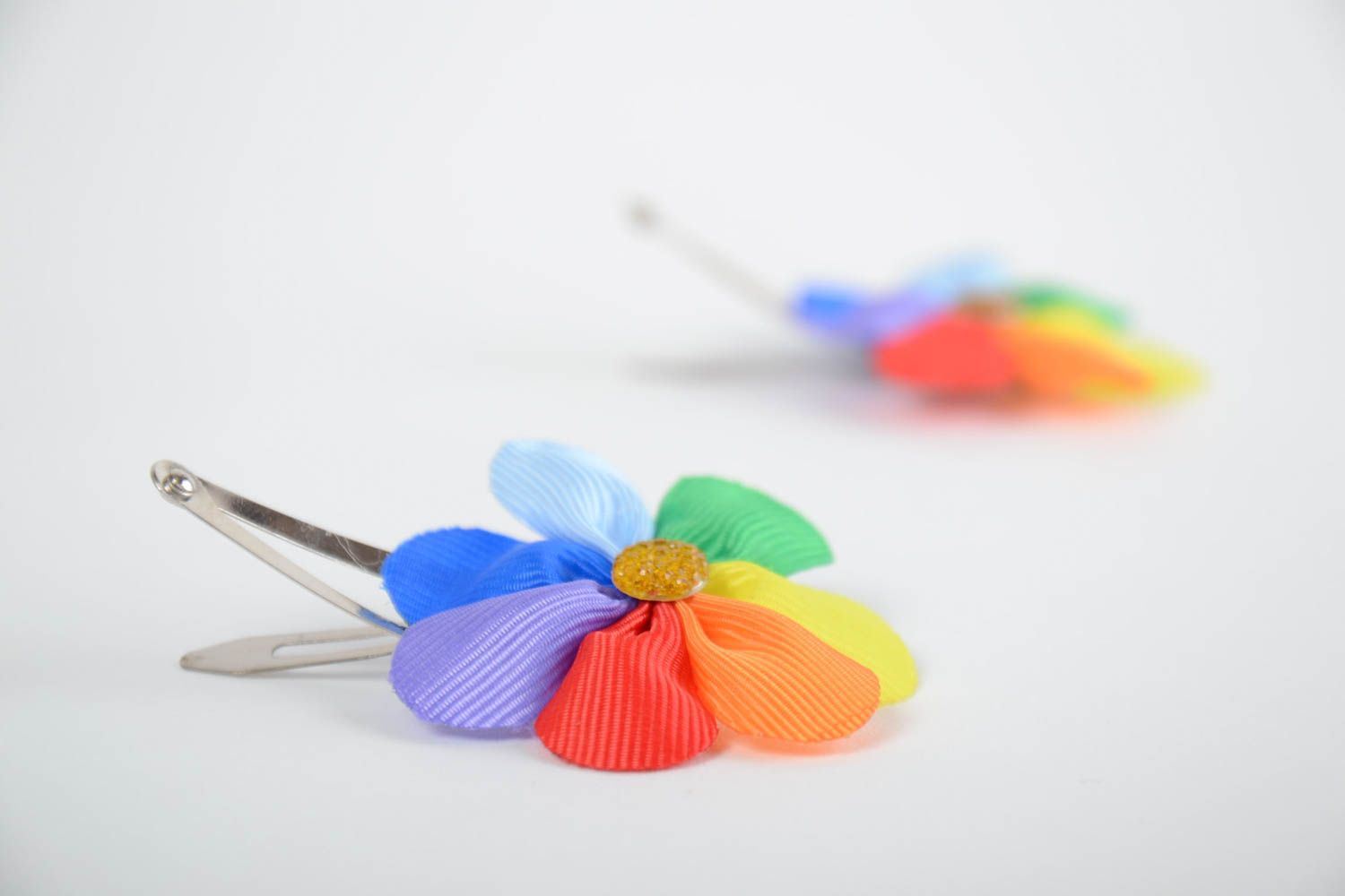 Bunte handgemachte Haarspangen aus Atlasbändern mit Blumen für Kinder 2 Stück  foto 4