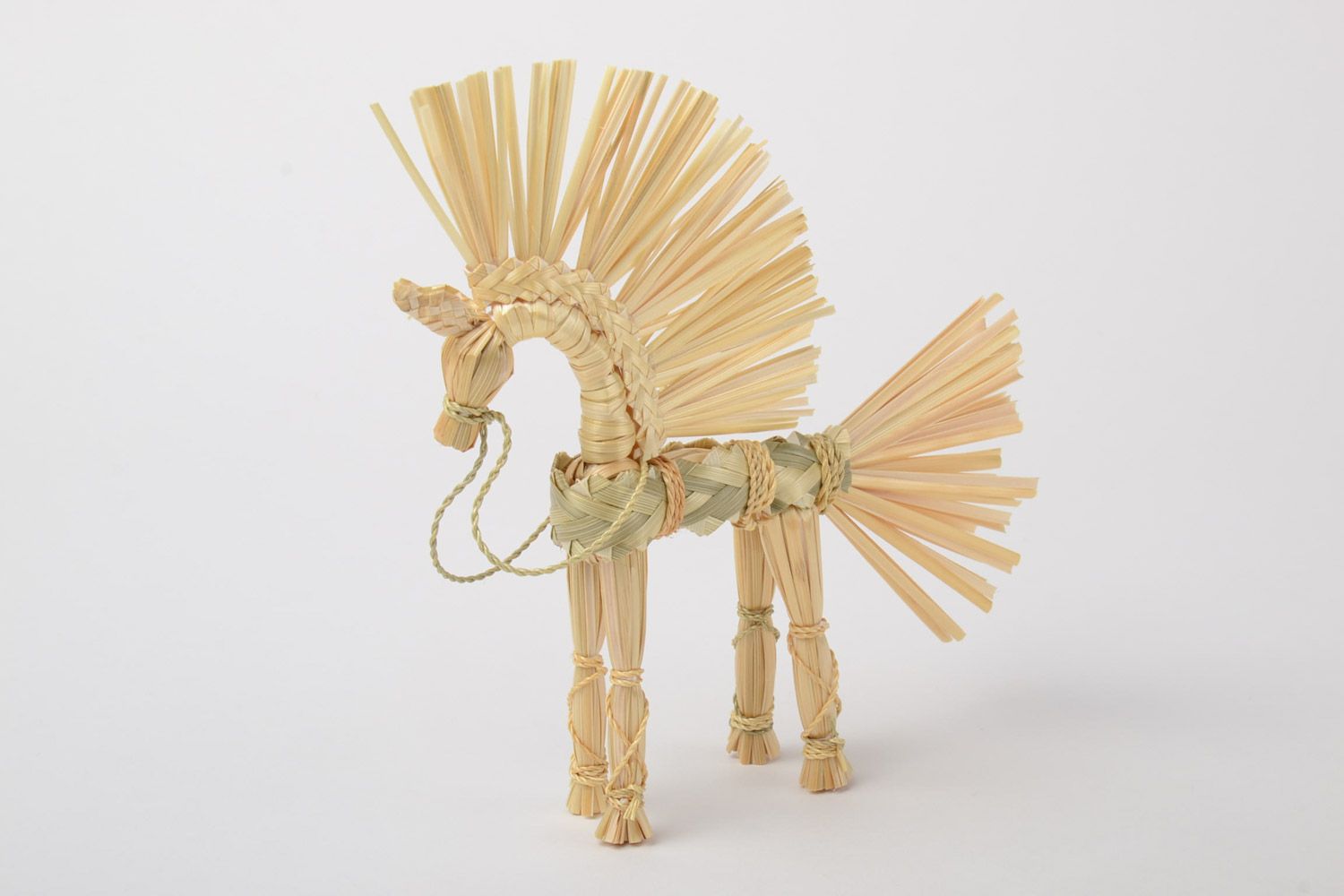 Handmade Spielzeug aus Stroh in Form von geflochtenem Pferd slawisch klein schön foto 2