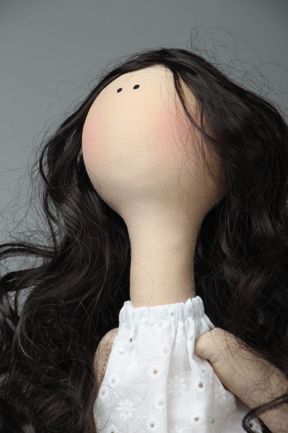 Muñeca artesanal Chica con el pelo oscuro foto 2