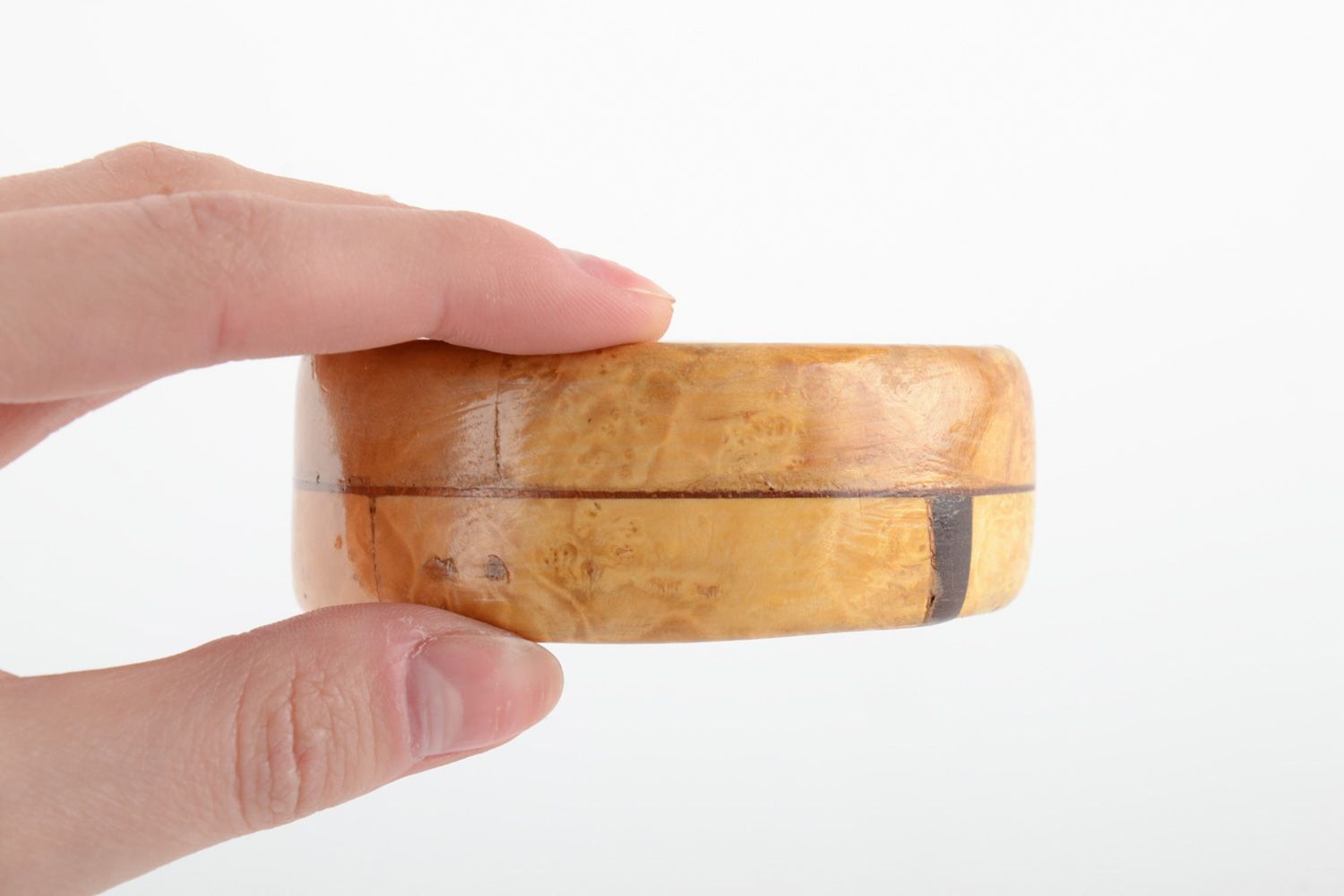 Pulsera de madera tallada para la mano artesanal en la técnica de taracea foto 5