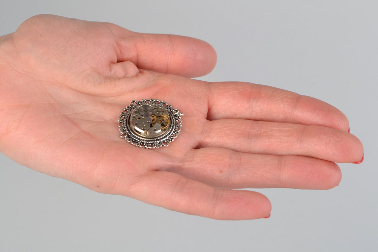 Pendentif en métal rond fait main steampunk avec mécanisme de montre pour femme photo 2