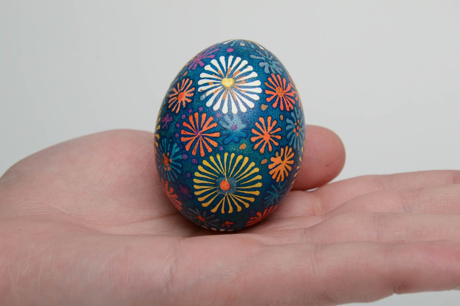 Huevo de Pascua hecho a mano en estilo de lemky foto 5