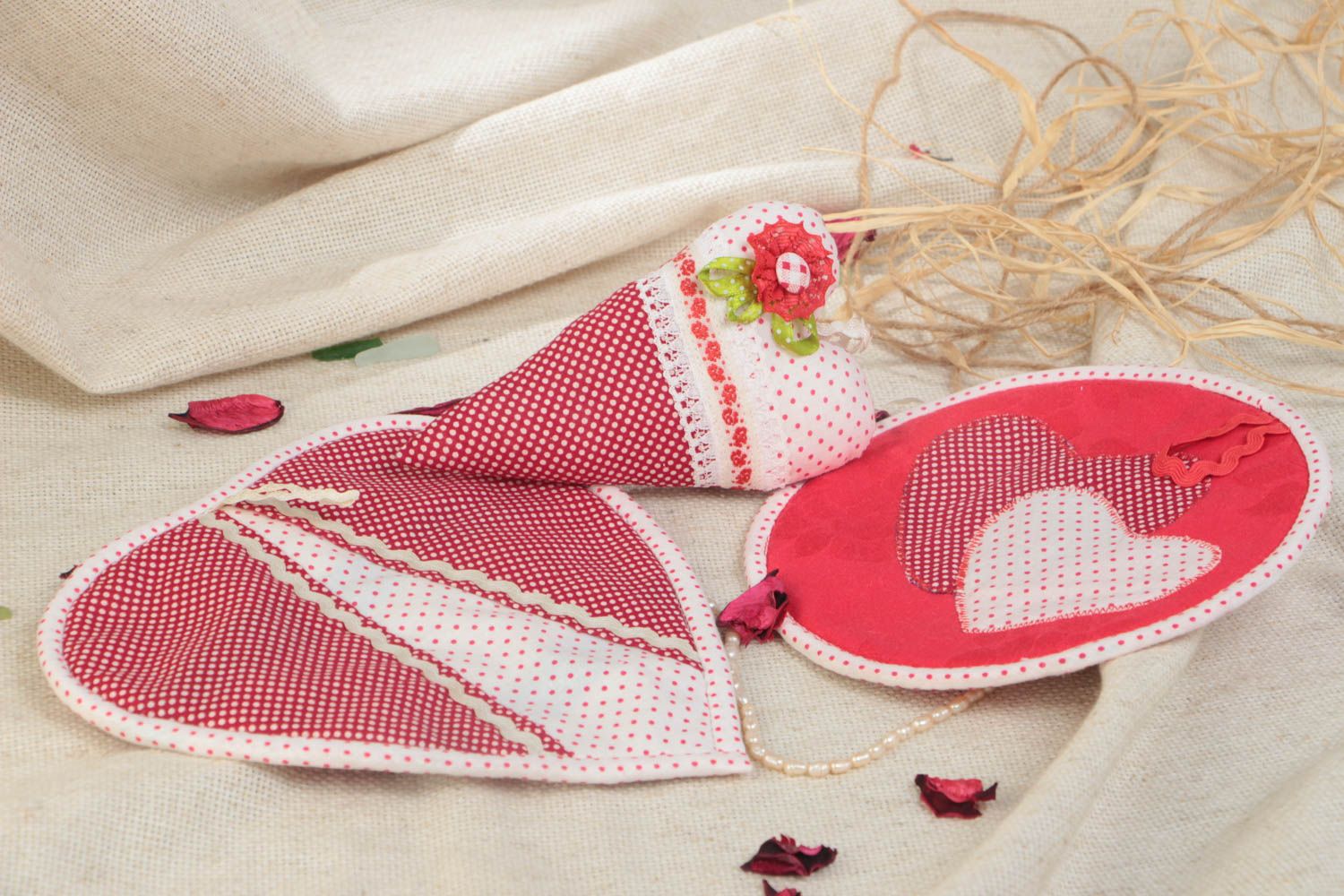 Maniques rouges à pois 2 pièces et coeur décoratif en coton faits main photo 1