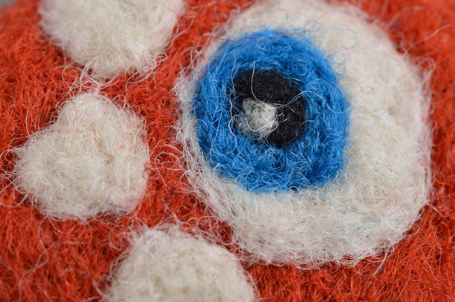 Petit jouet mou rond rouge fait main en laine technique de feutrage décoration photo 5