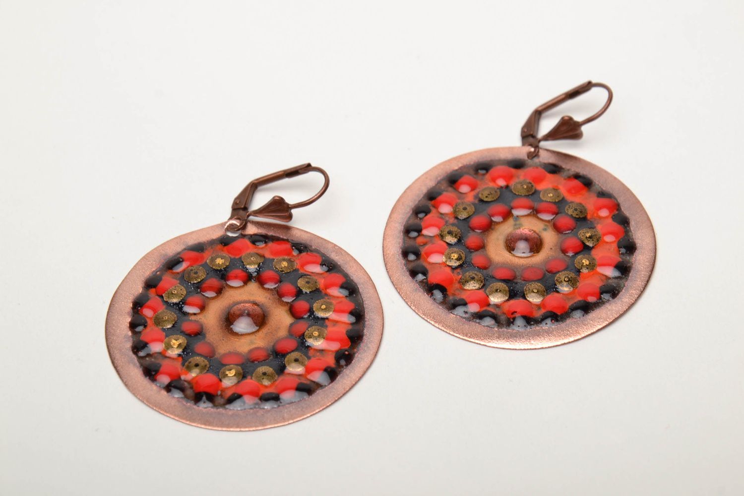 Pendientes de cobre hechos a mano pintados con esmalte
 foto 3