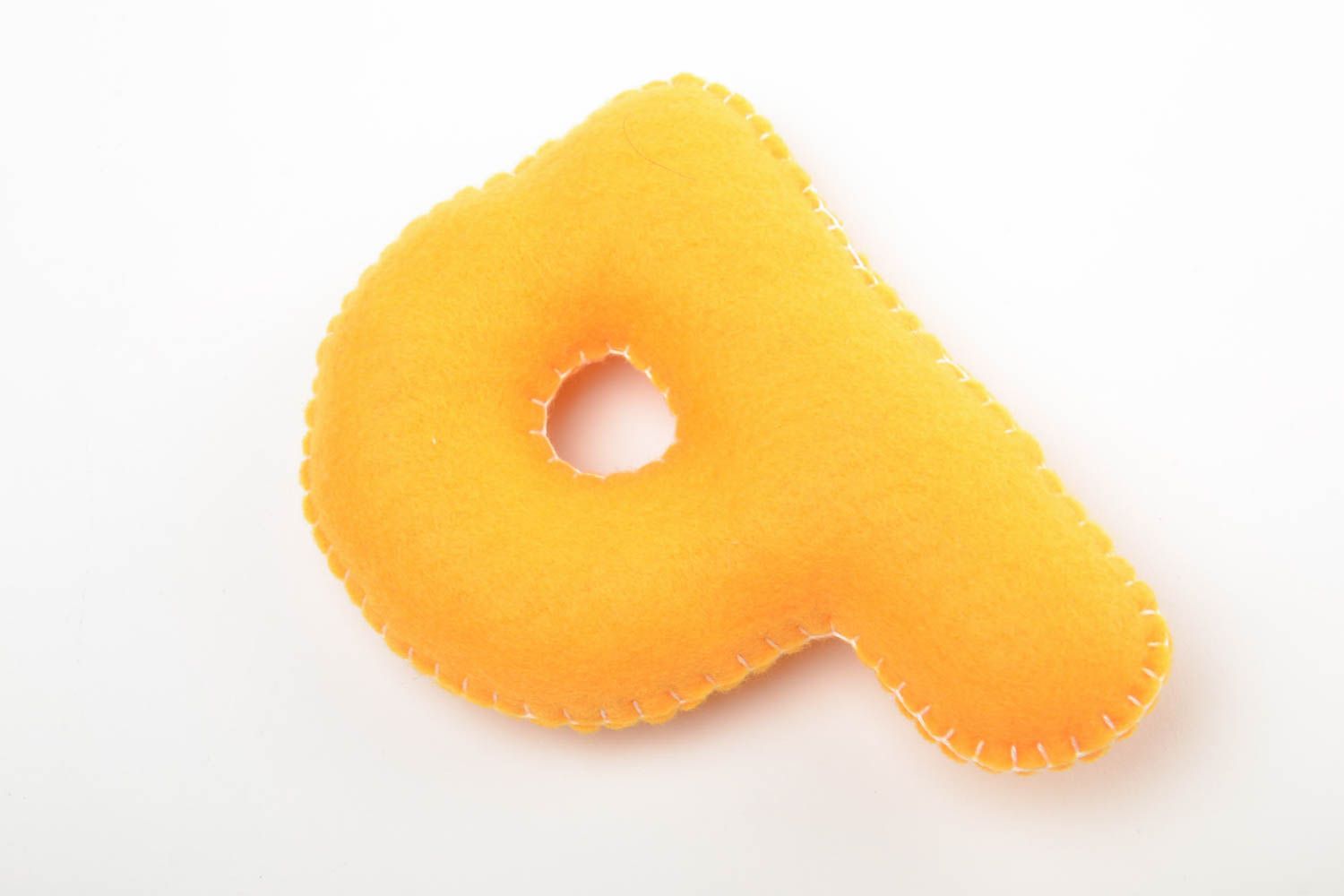 Декоративная буквы игрушка из фетра ручной работы оранжевая мягкая с пуговками фото 3
