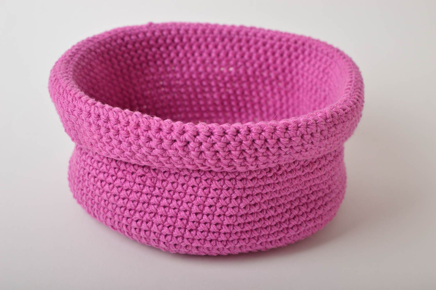 Вязаное изделие ручной работы розовая емкость для конфет вязаный декор для дома фото 2