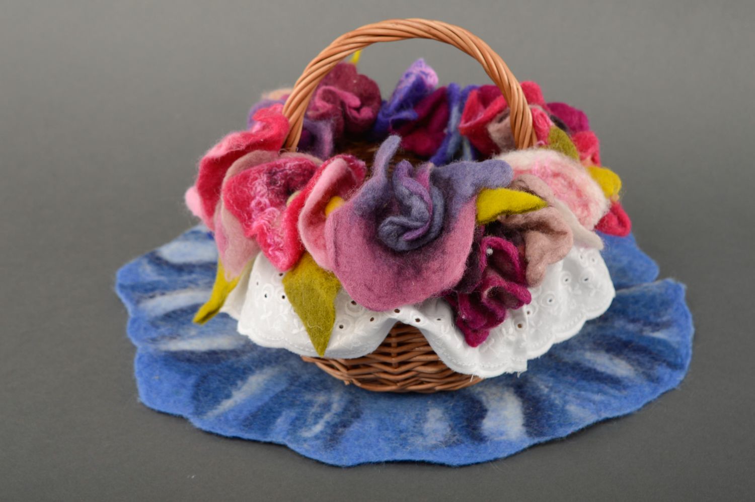 Panier tressé avec fleurs en laine feutrée photo 5