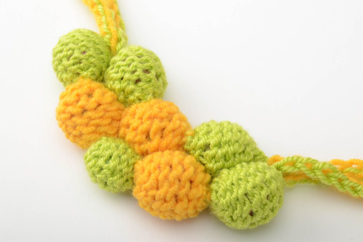 Collier tricoté au crochet à partir de perles en bois fait main jaune-vert photo 5
