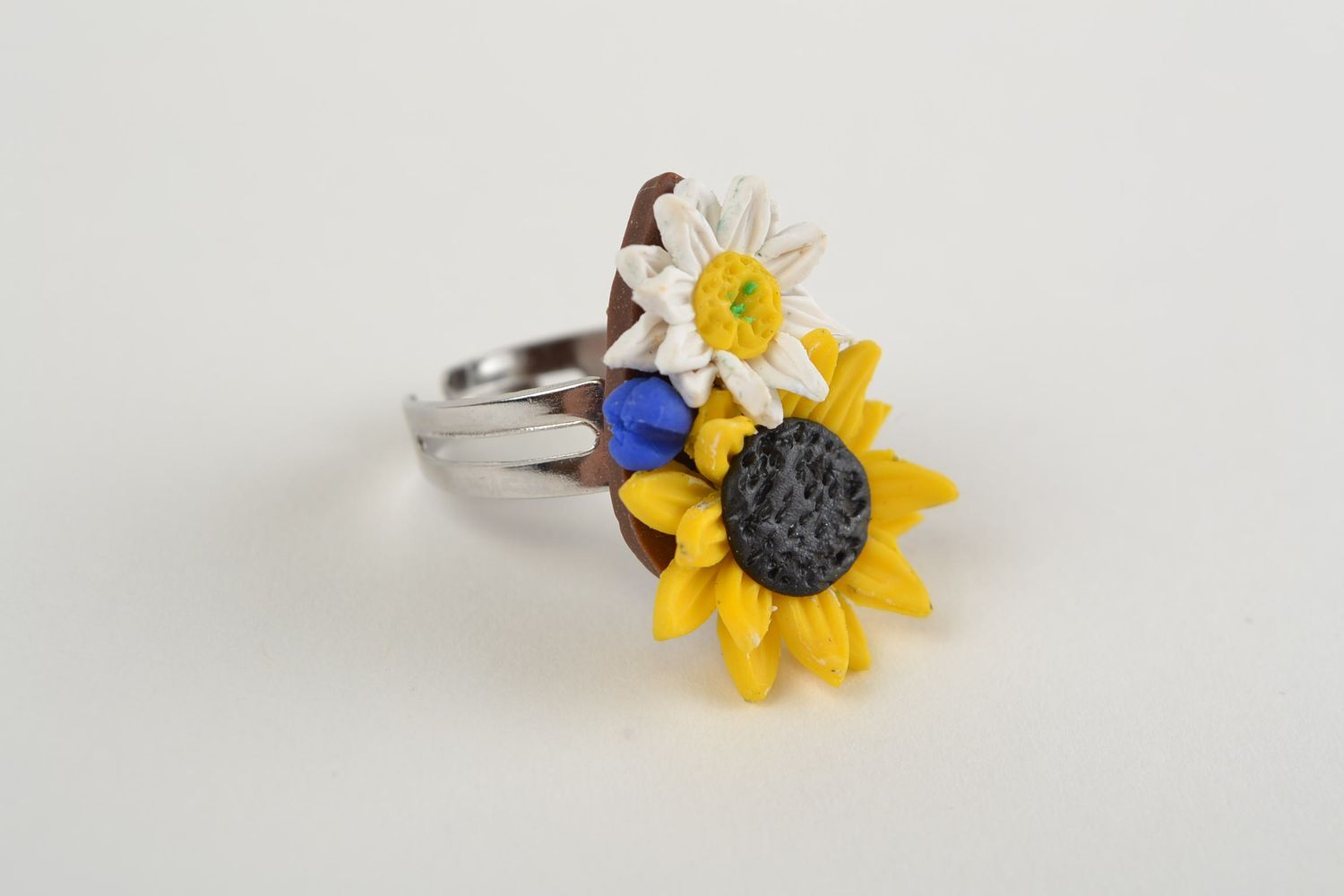 Conjunto de bisutería artesanal con flores de arcilla pendientes y anillo foto 4