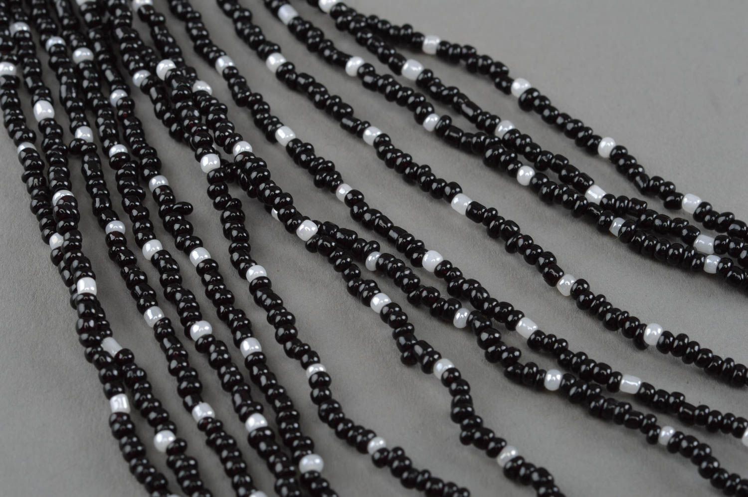 Ожерелье из бисера черно-белое красивое многорядное массивное ручной работы фото 4