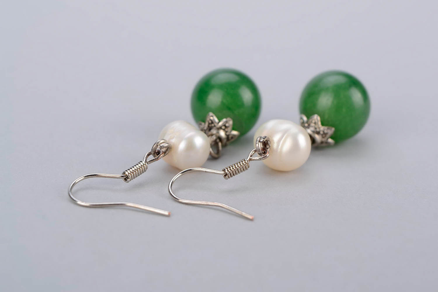 Earrings with freshwater pearls and greenstone photo 1
