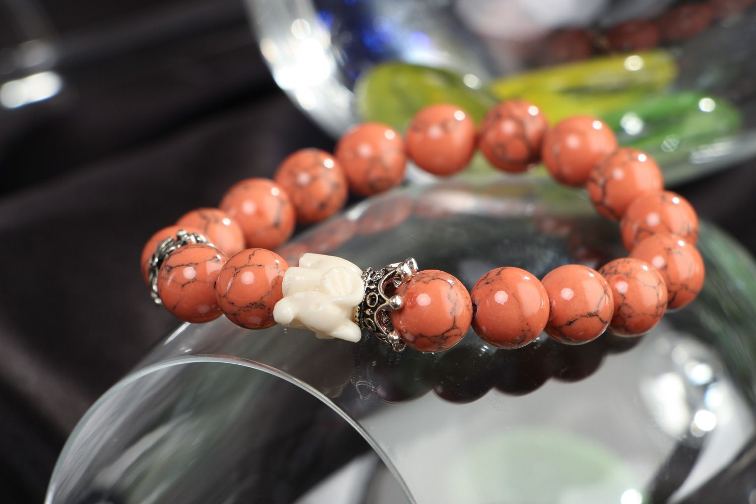 Handmade stretch wrist bracelet with natural coral beads and elephant figurine photo 4