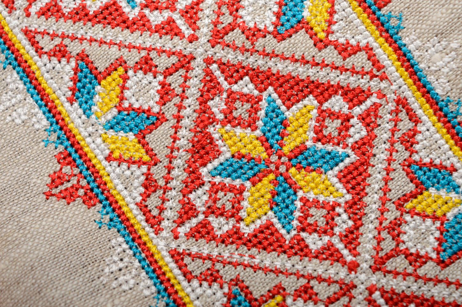 Clutch de tela de lino con bordado étnico en punto de cruz foto 4