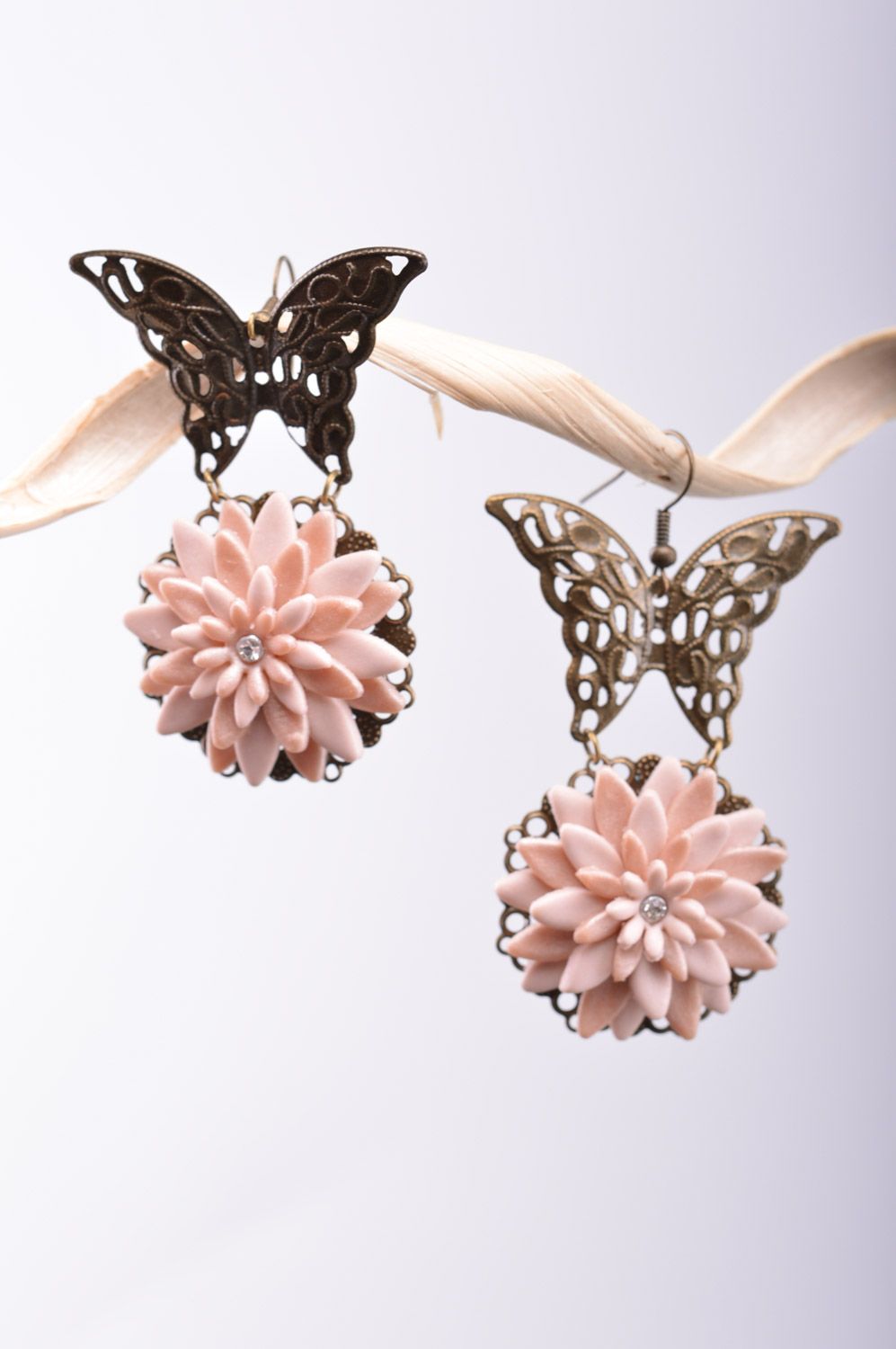 Серьги из полимерной глины ручной работы с подвесками астры на бабочках женские фото 2