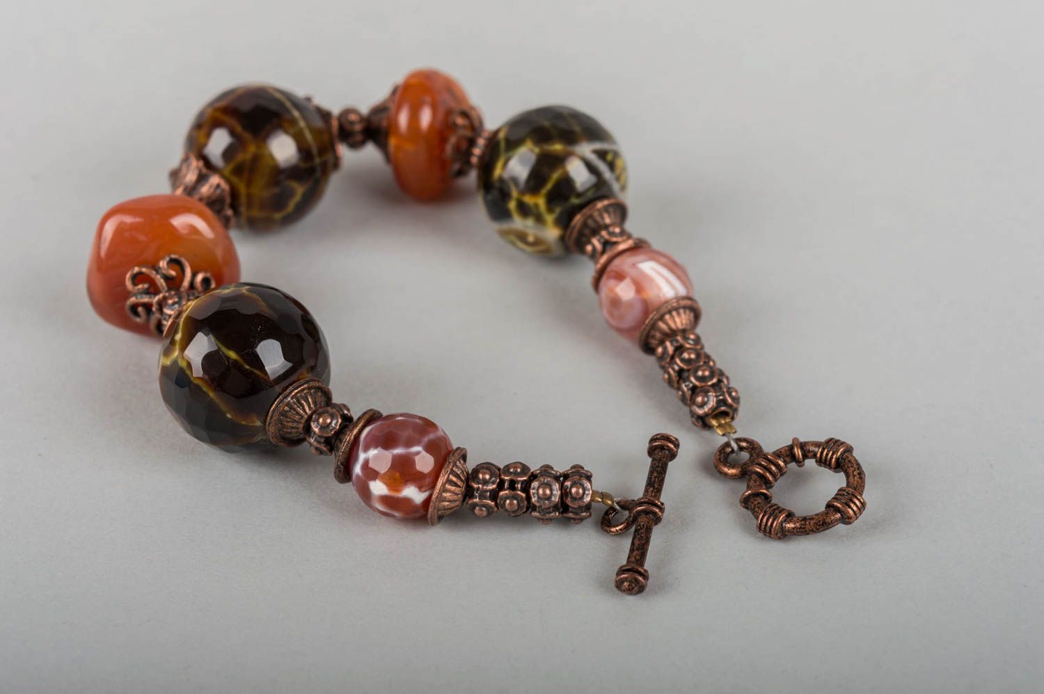 Оригинальный женский браслет из латуни с натуральным камнем ручной работы фото 3